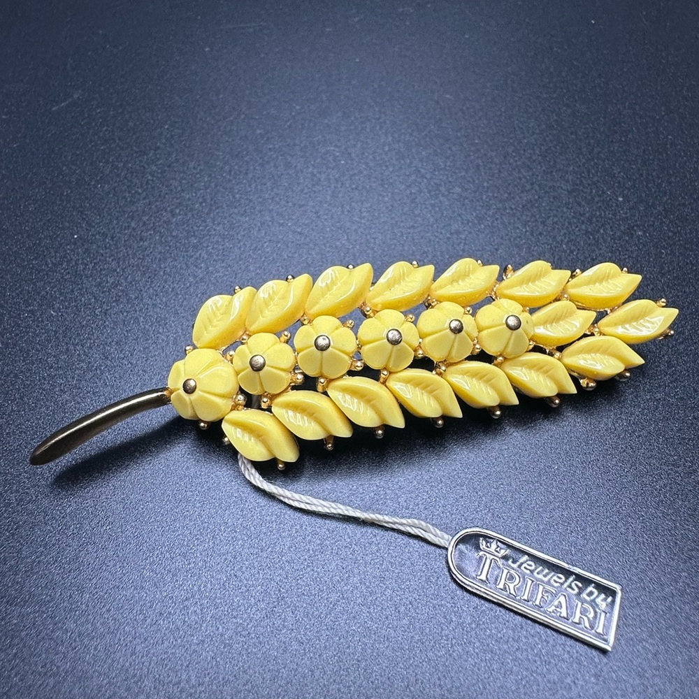 Vintage Golden Leaf Brooch - Picture 3 of 8